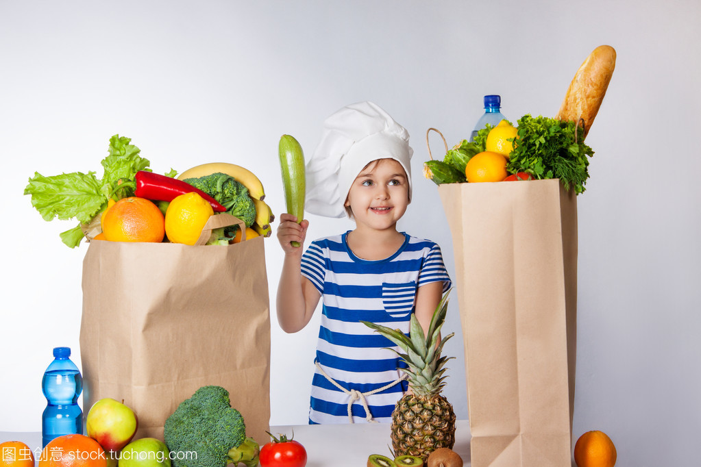 豐收的喜悅 頭戴廚師帽的女孩與繽紛蔬果的溫馨互動(dòng)